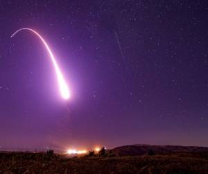 Esta imagen tomada con una velocidad de obturación lenta y proporcionada por la Fuerza Aérea de los EE. UU. muestra un lanzamiento de prueba de misiles balísticos intercontinentales Minuteman III desarmado este 2 de octubre. Foto: AP.