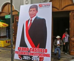 En esta foto de archivo tomada el 10 de junio de 2021, se ve una pancarta que representa al candidato presidencial de izquierda peruano por el partido Perú Libre, Pedro Castillo, frente a la sede de su partido en el centro de Lima, mientras las autoridades electorales revisan las denuncias de fraude electoral en el mes de junio. 6 elecciones de desempate. Foto: AFP