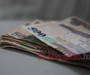 Si antes de cumplir el año, el trabajador renuncia o es despedido justificada oinjustificadamente, el decimocuarto en concepto de compensación social, le serápagado proporcionalmente al tiempo trabajado.