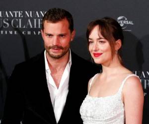 Jamie Dornan y Dakota Johnson posan para los fotógrafos durante el estreno de “Fifty Shades Freed”, cinta que protagonizan, el 6 de febrero de 2018 en París. Fotos: AP/EL HERALDO HONDURAS.