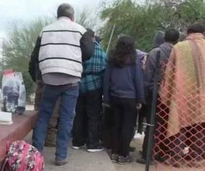 El Servicio de Control de Inmigración y Aduanas (ICE) confirmó que el viernes que le habían pedido que dejar a los inmigrantes afuera en vez de adentro de las instalaciones. (Foto: Cortesía Telemundo Arizona)