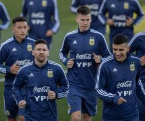 El técnico de Argentina Lionel Messi, a la izquierda en primer plano, durante un entrenamiento en Madrid, el lunes 18 de marzo de 2019. Argentina enfrentará a Venezuela en un partido amistoso el viernes. (AP Foto/Bernat Armangue)