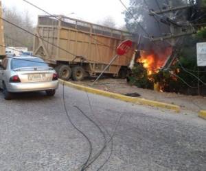 La vía quedó bloqueada en parte por el pesado automotor y por los cables eléctricos sueltos.