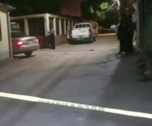 El cuerpo del conductor del servicio privado de taxis quedó dentro del automotor.