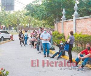 Ciudadanos hicieron largas filas durante horas para poder ingresar al centro de vacunación de la UPNFM. Foto: Emilio Flores/El Heraldo