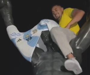 La camiseta argentina fue colocada en la emblemática estatua, sin embargo, el aficionado también vestía la camiseta de su selección