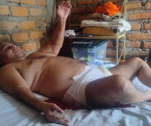 11 años de quedar cuadripléjico, Fernando Pacheco necesita apoyo. Su hija Mendris recibe donaciones en el 9905-5896.