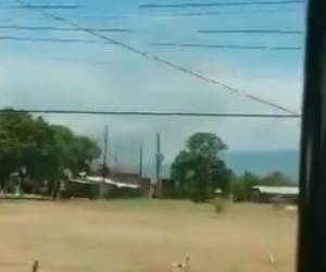 Captura de pantalla de un video que muestra el humo saliendo del centro penal.