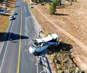La imagen proporcionada por la Policía de Caminos de Utah muestra a un autobús turístico accidentado cerca del Parque Nacional Bryce Canyon en Utah. Foto: AP.