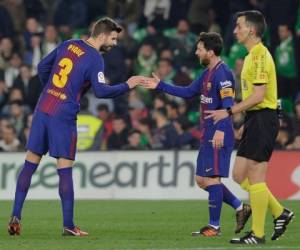 Gerard Piqué saludando a su compañero Leo Messi tras el partido ante el Betis. (AFP)
