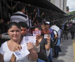 La fila de personas salía incluso de las instalaciones del RNP para extenderse a lo largo de una calle aledaña. (Foto: Johny Magallanes/ El Heraldo Honduras/ Noticias Honduras hoy)