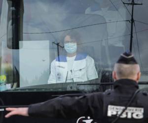 Un autobús con 34 ciudadanos franceses repatriados desde Wuhan llega al centro vacacional Hollyday 'Normandy Garden' el 21 de febrero de 2020 en Branville, Normandía, para ser puesto en cuarentena como parte de un plan de repatriación del coronavirus COVID-19 zona. AFP.