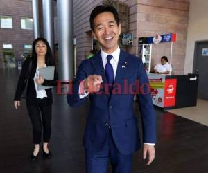 En poco minutos, el vicecanciller, aprendió unas palabras en Español. Foto: Marvin Salgado/EL HERALDO