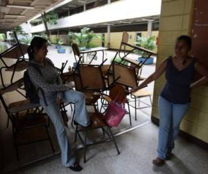 UNAH. Hubo edificios en los que se impidió el paso con pupitres en los pasillos.