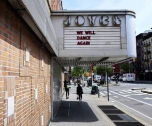 Esta fotografía muestra la marquesina del teatro Joyce en la ciudad de Nueva York, el martes 19 de mayo de 2020. (AP Foto/Ted Shaffrey).