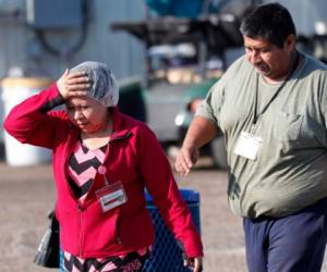Empleados de Koch Foods Inc. salen de una planta en Morton, Mississippi, después de una redada de autoridades migratorias, el miércoles 7 de agosto de 2019. Fotos AP/El Heraldo Honduras.