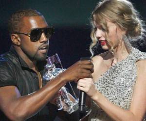Momento en que Kanye le quita el micrófono a Taylor Swift tras recibir el premio MTV. Foto: Archivo AP