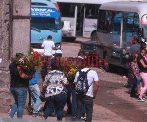 En la terminal de buses de la colonia El Carrizal-La Sosa fueron velados tres de los trabajadores del rubro del transporte. Foto: Alex Pérez/EL HERALDO