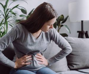 Los signos más evidentes de la retención de líquidos incluyen hinchazón en extremidades, abdomen o rostro, un aumento inesperado de peso y la sensación de pesadez en las áreas afectadas.