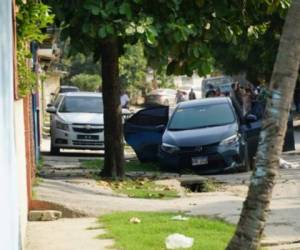 El crimen se produjo en la calle principal de la colonia Santa Marta de San Pedro Sula. El taxista quedó tirado a un lado de su vehículo.