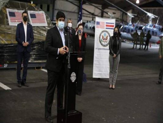 El presidente de Costa Rica, Carlos Alvarado, recibió la donación de los Estados Unidos.