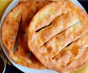 Fritas macheteadas con miel, una delicia al paladar. Cinco maneras diferentes para servir y disfrutar de este desayuno típico o catracho.