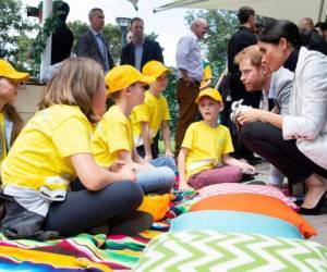 Los duques Meghan y Harry durante su gira por el Pacífico compartieron con los niños de Kookaburra Kids Foundation. (Foto: AFP)