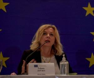 Željana Zovko, miembro del Parlamento Europeo por Croacia, durante una conferencia de prensa desarrollada este sábado en la ciudad capital.