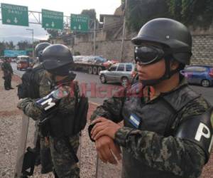 Miembros de la Policía Militar del Orden Público resguardan las salidas de la capital. Foto Johny Magallanes