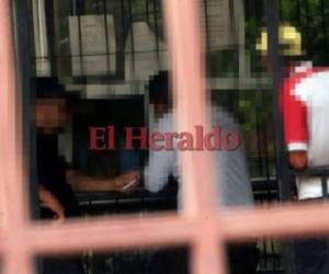 Instante en que el equipo de investigación de EL HERALDO intenta comprar “números especiales”en la ventanilla del Pani. (Foto: El Heraldo Honduras)