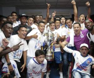 Los jugadores de Olimpia siguieron la fiesta en el camerino