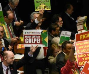 Diputados brasileños se muestran divididos por el tema de la destitución de la entonces presidenta Dilma Rousseff.