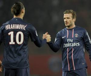 Zlatan Ibrahimovic y David Beckham estrechando las manos, cuando eran compañeros en el PSG de Francia (FOTO: INTERNET)