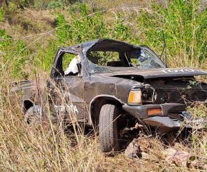 El vehículo pick-up, que transportaba al menos cinco personas, quedó totalmente destruido tras caer a un abismo en la carretera que conduce al Valle de la Cruz, Nuevo Celilac en Santa Bárbara.