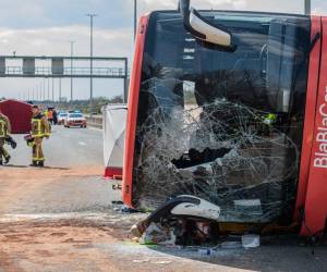 El autobús quedó volcado con el vidrio quebrado en medio de la calle, lo que generó tráfico en la zona.