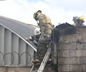 Las personas estaban siendo rescatadas por una zona complicada de la bodega.