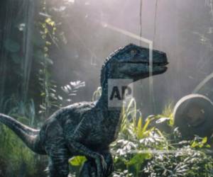 Esta imagen proporcionada por Universal Pictures muestra a Chris Pratt en una escena de 'Jurassic World: Fallen Kingdom.'