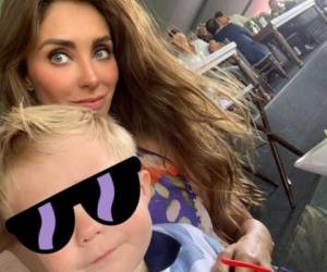 La cantante Anahí junto a su primer hijo Manuel. Foto Instagram