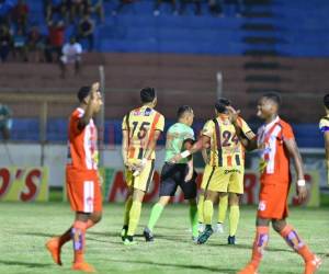 Los jugadores del Vida celebran la anotación a los cuatro minutos de la primera mitad. Foto Grupo OPSA