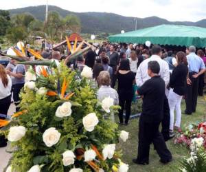 Familiares y amistades participaron en el sepelio y le dieron el último adiós a la abogada Mercedes Miriam Izaguirre del Cid, quien fue enterrada la tarde de ayer (Foto: Johny Magallanes/EL HERALDO)