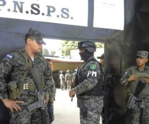 Miembros de la Policía Militar de Orden Público ingresan al centro penal de San Pedro Sula. Foto de Archivo.