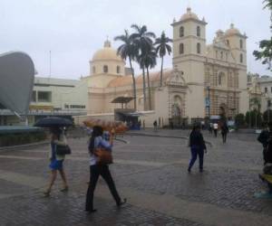 Las autoridades sugieren a los pobladores que mantengan abrigados a los menores, pues pueden sufrir de enfermedades respiratorias por la temporada.