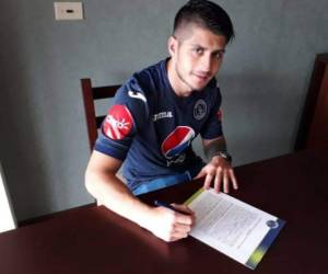 El jugador argentino Matías Galvaliz firmando contrato con Motagua.