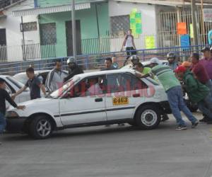 La lucha de los transportistas ha sido apoyada por varios sectores de la población, no obstante también ha sido objeto de personas infiltradas que realizan actos de violencia escudándose en la toma de calles.