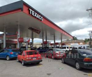 El reabastecimiento de combustibles en las diferentes gasolineras de la capital de Honduras comenzó la mañana de este jueves, luego de que la tarde del miércoles muchas de ellas cerraran por la falta de los carburantes. Fotos: Alex Pérez/ EL HERALDO.