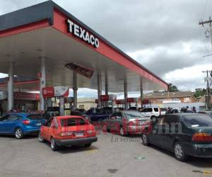 El reabastecimiento de combustibles en las diferentes gasolineras de la capital de Honduras comenzó la mañana de este jueves, luego de que la tarde del miércoles muchas de ellas cerraran por la falta de los carburantes. Fotos: Alex Pérez/ EL HERALDO.