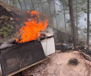 En llamas se encontraban los cuerpos de dos personas al interior de un freezer cuando el Cuerpo de Bomberos atendió una alerta de incendio forestal en el cerro El Cimarrón, colindante con la residencial Las Uvas.