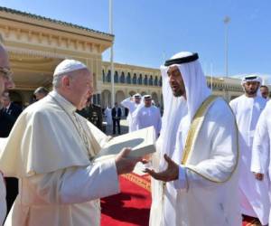 El Papa le da al príncipe de Abu Dabi, Mohammed bin Zayed al-Nahyan, una copia del documento de la Fraternidad Humana.