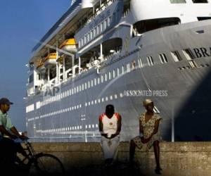El presidente cubano Miguel Díaz-Canel dijo que la prohibición iniciará el martes y durará 30 días, una medida que previsiblemente tendrá un efecto grave debido a que el turismo es la base de la economía de la nación caribeña. Foto: AP.
