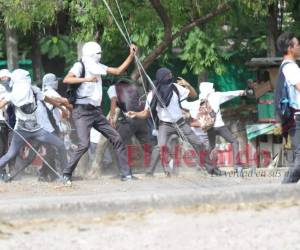 No es la primera vez que los jóvenes protagonizan disturbios afuera del colegio. Foto Alex Pérez